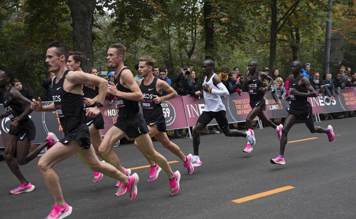 El Keniano Eliud Kipchoge Rompe La Barrera De Las 2 Horas En El Maratón ...